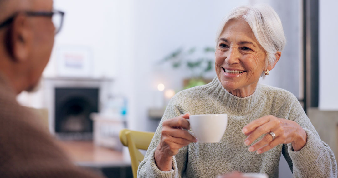 Kvinna med ljust hår som dricker kaffe