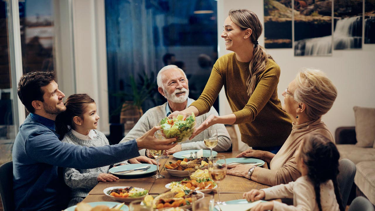 familj-som-äter-middag