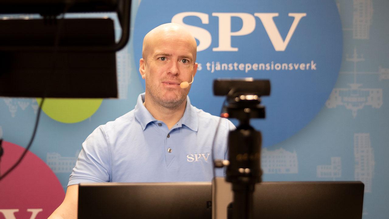 Medarbetare på SPV står framför webbkameran i studion